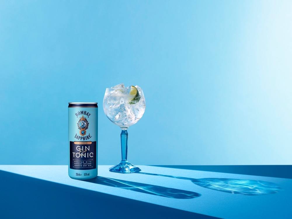 imagen 1 de El gin tonic de verano es azul y Bombay Sapphire, es Bombay Sapphire & tonic.