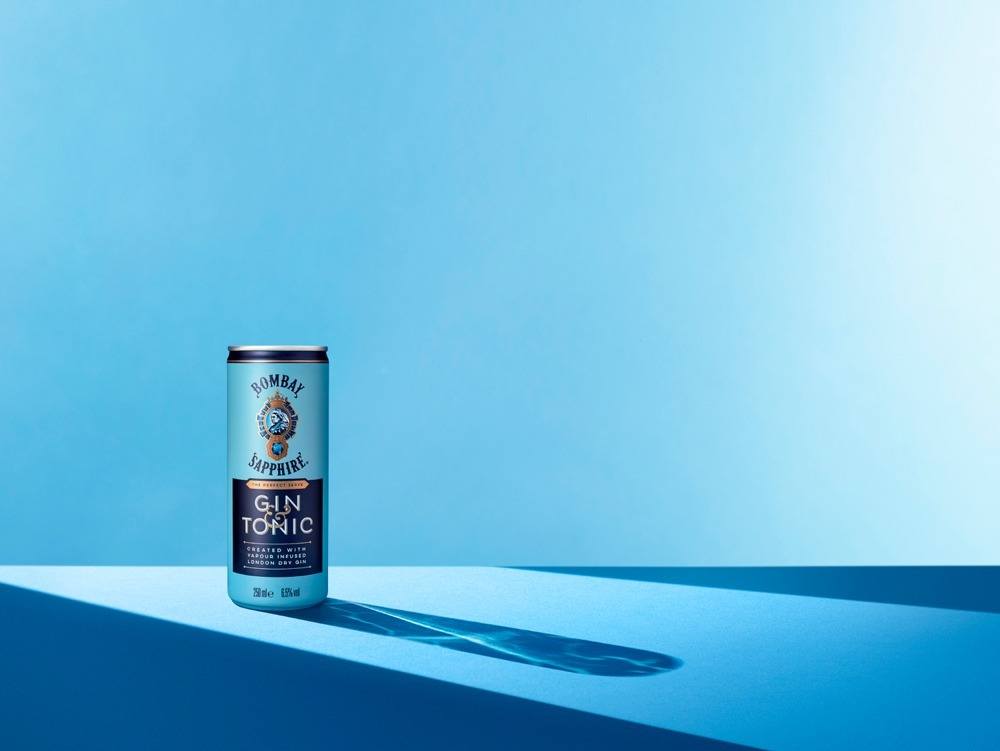 imagen 2 de El gin tonic de verano es azul y Bombay Sapphire, es Bombay Sapphire & tonic.
