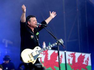 James Dean Bradfield presenta un doble single adelanto de su próximo disco.