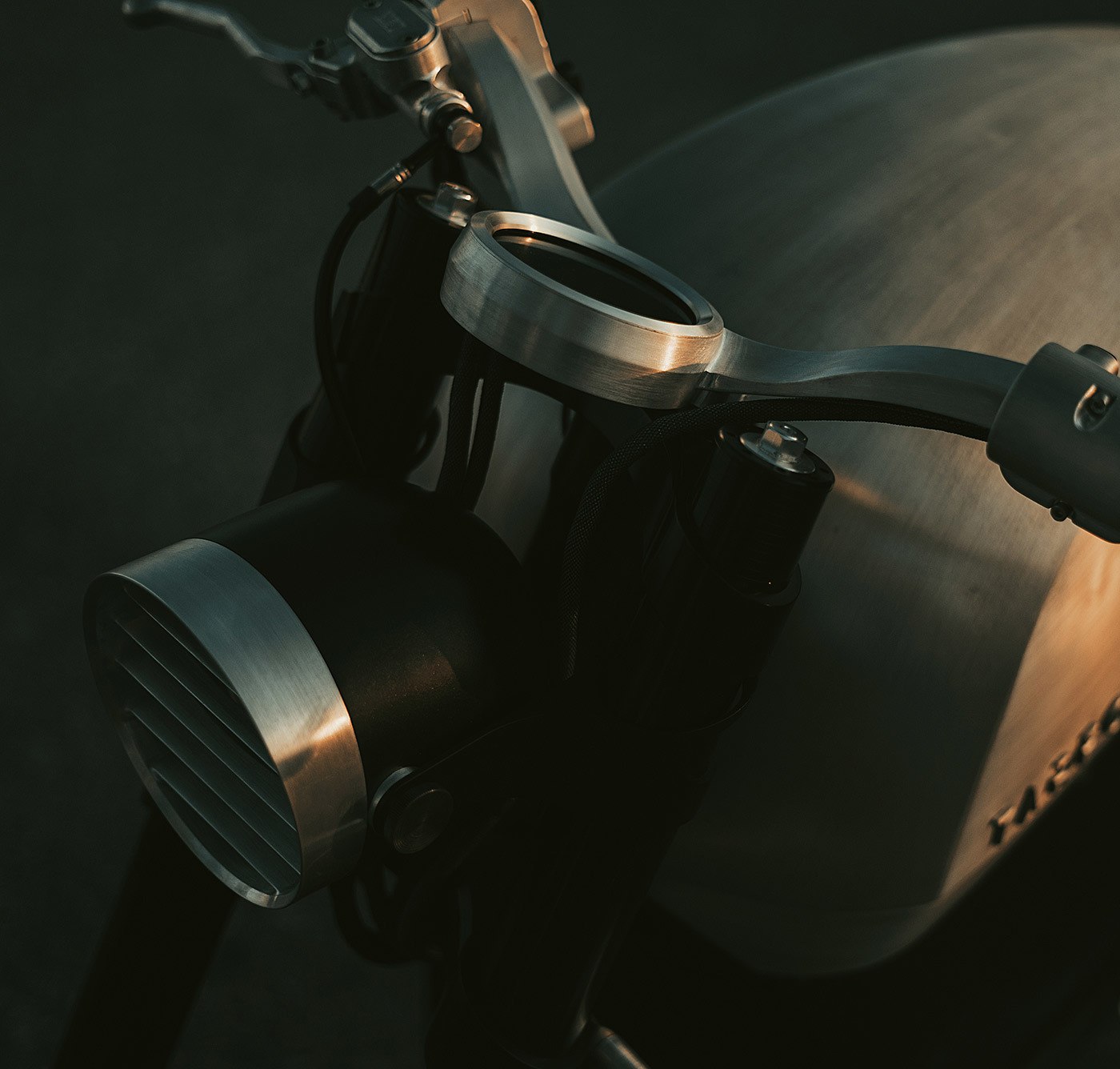 imagen 6 de La Luna, según Tarform, es una motocicleta de escándalo.