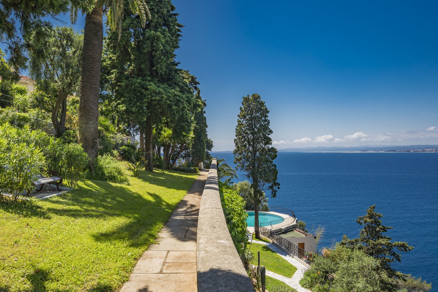 imagen 5 de Se vende la que fuera la casa de lujo y Bond de Sean Connery en la Costa Azul.