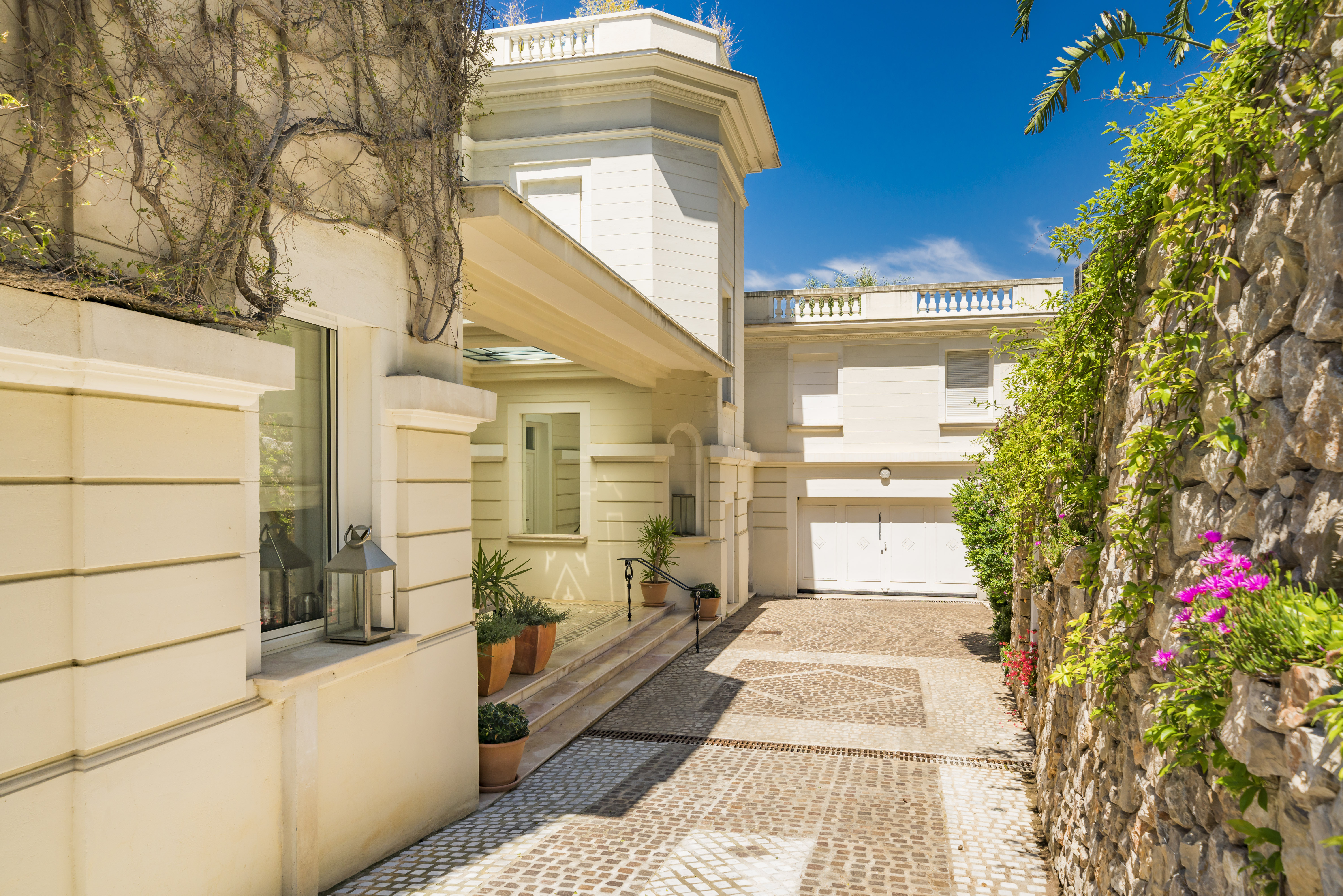 imagen 2 de Se vende la que fuera la casa de lujo y Bond de Sean Connery en la Costa Azul.