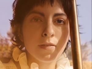 Beca Mancari nos devela su intimidad en un nuevo single y vídeo.