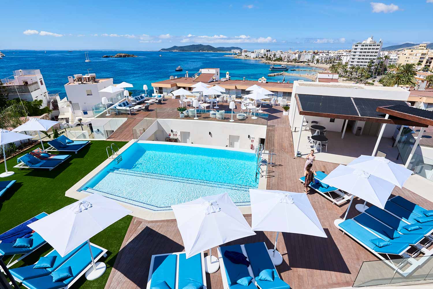 imagen 2 de El Eurostars Ibiza abre sus habitaciones y el verano se tiñe de blanco y azul.