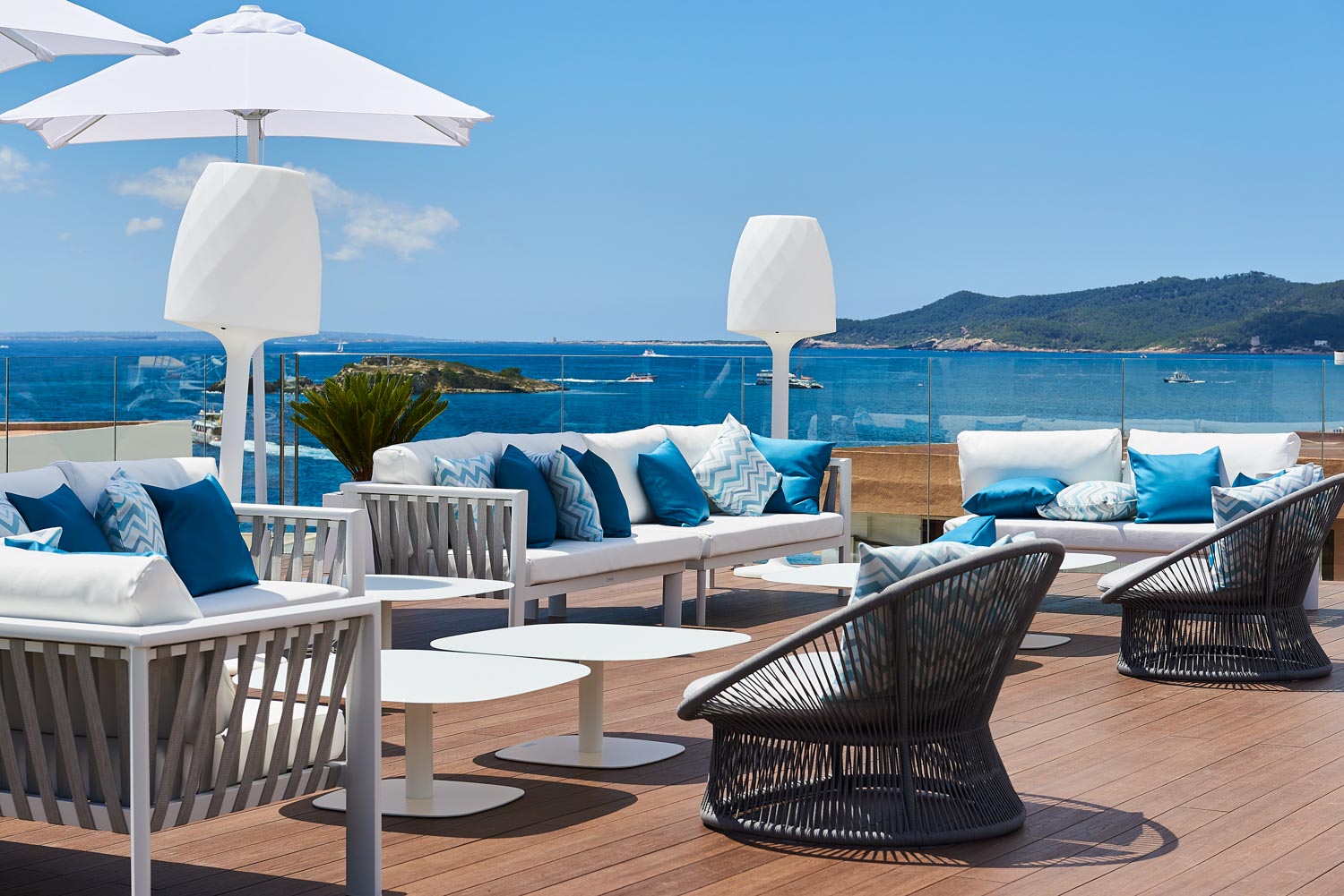 imagen 5 de El Eurostars Ibiza abre sus habitaciones y el verano se tiñe de blanco y azul.