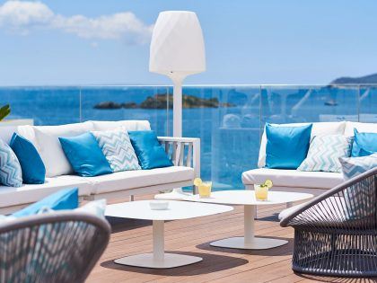 El Eurostars Ibiza abre sus habitaciones y el verano se tiñe de blanco y azul.