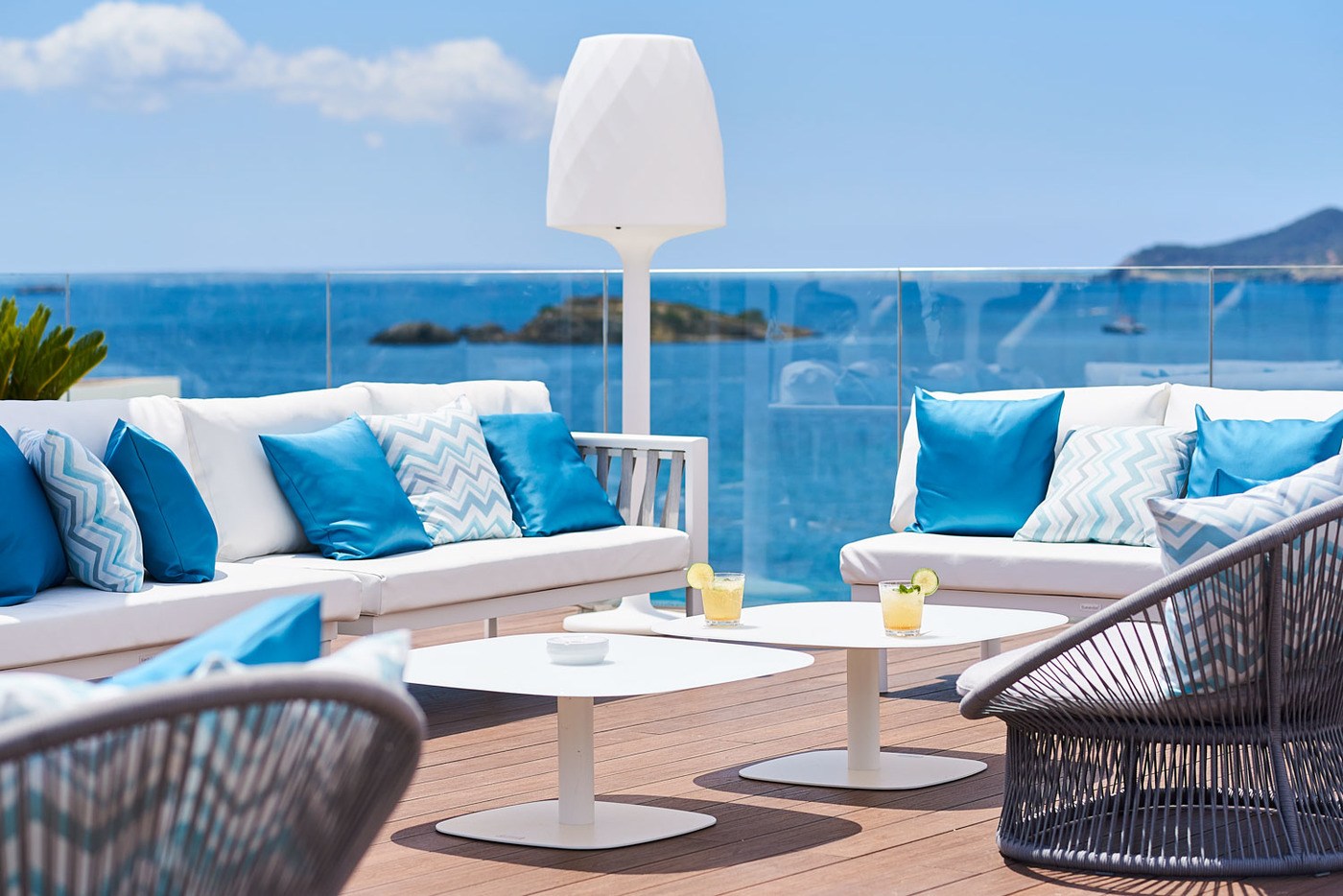 imagen 1 de El Eurostars Ibiza abre sus habitaciones y el verano se tiñe de blanco y azul.