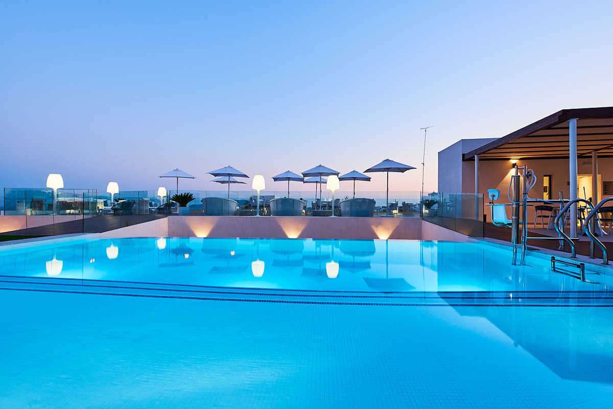 imagen 7 de El Eurostars Ibiza abre sus habitaciones y el verano se tiñe de blanco y azul.