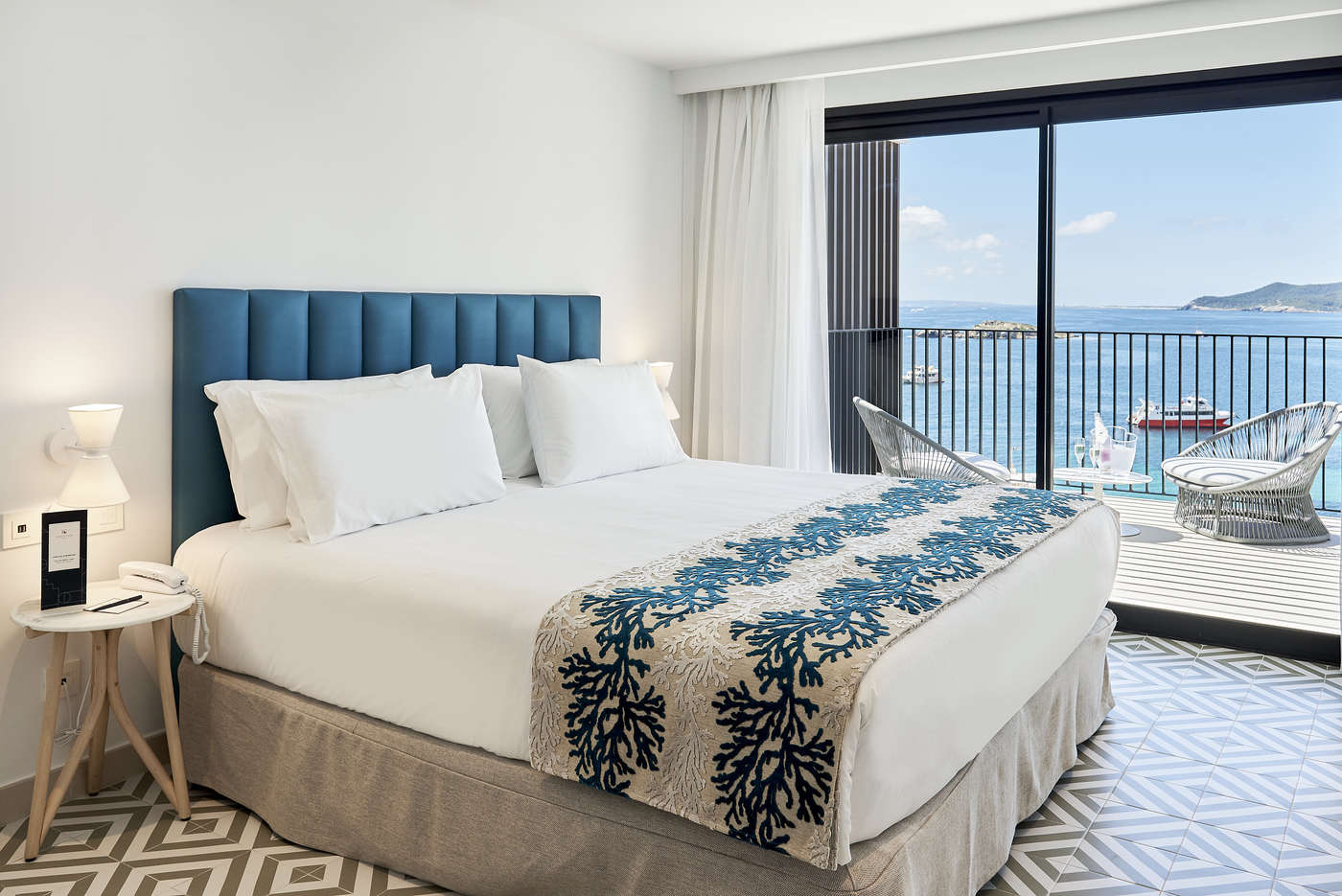 imagen 3 de El Eurostars Ibiza abre sus habitaciones y el verano se tiñe de blanco y azul.