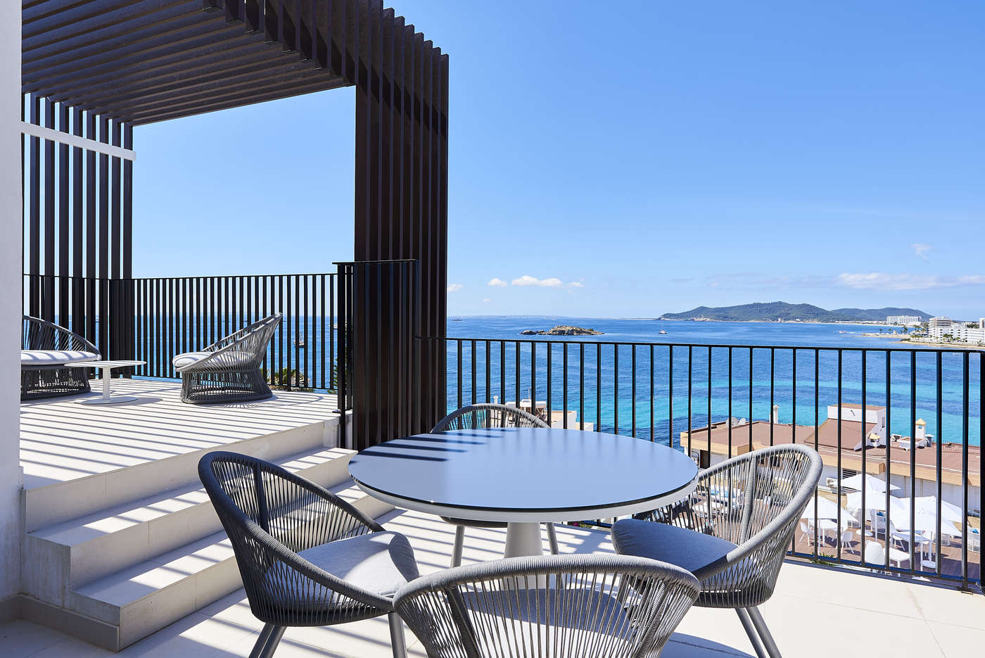 imagen 6 de El Eurostars Ibiza abre sus habitaciones y el verano se tiñe de blanco y azul.