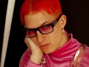 Gus Dapperton anuncia la inminente publicación de su nuevo trabajo discográfico.