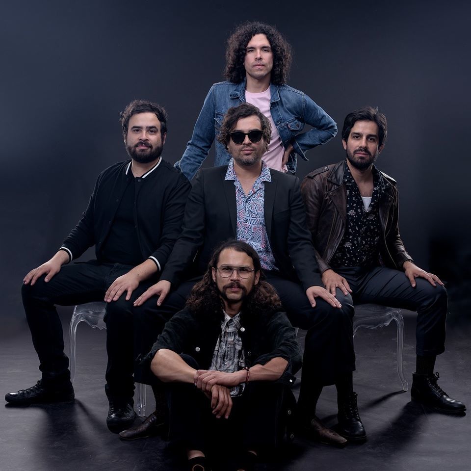 imagen 1 de La banda mexicana Enjambre crea una oda a los recuerdos del primer amor.