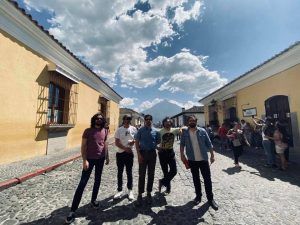 La banda mexicana Enjambre crea una oda a los recuerdos del primer amor.