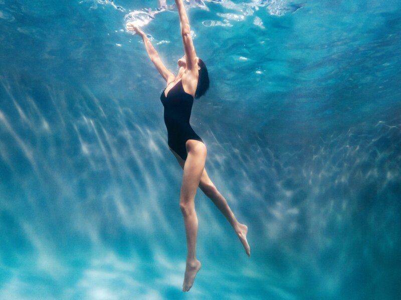 imagen 4 de La Sirenita Bella Hadid viste Calvin Klein.