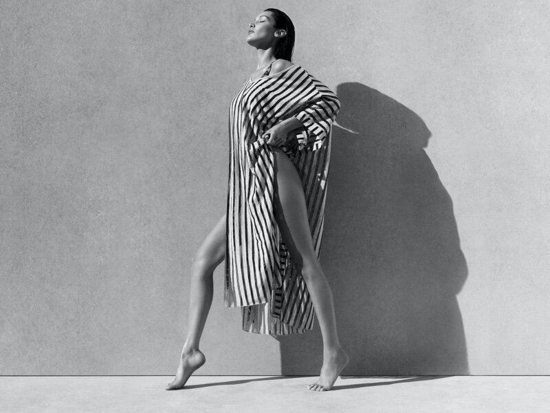 imagen 8 de La Sirenita Bella Hadid viste Calvin Klein.