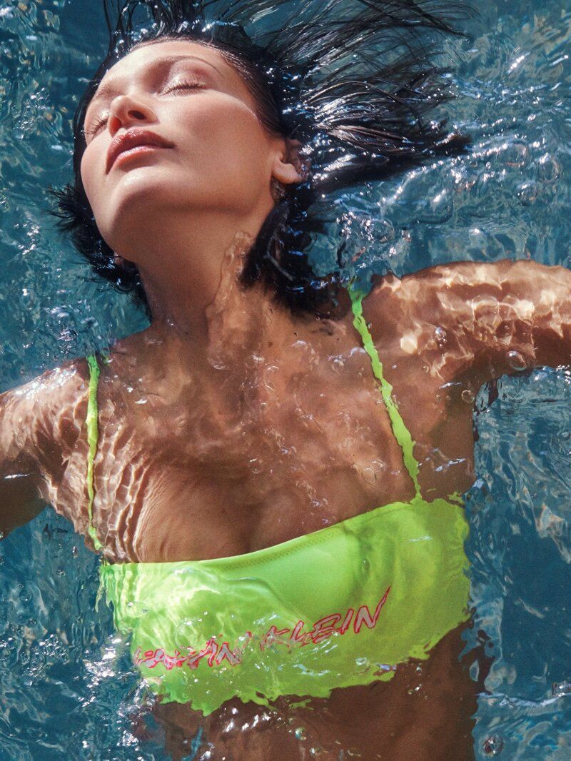 imagen 5 de La Sirenita Bella Hadid viste Calvin Klein.