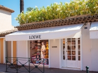 Loewe estrena tiendas efímeras en Ibiza y Saint Tropez.