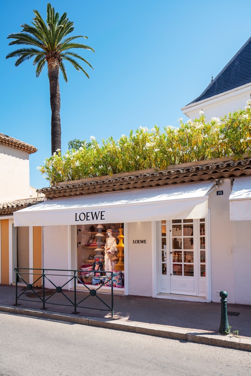 imagen 1 de Loewe estrena tiendas efímeras en Ibiza y Saint Tropez.