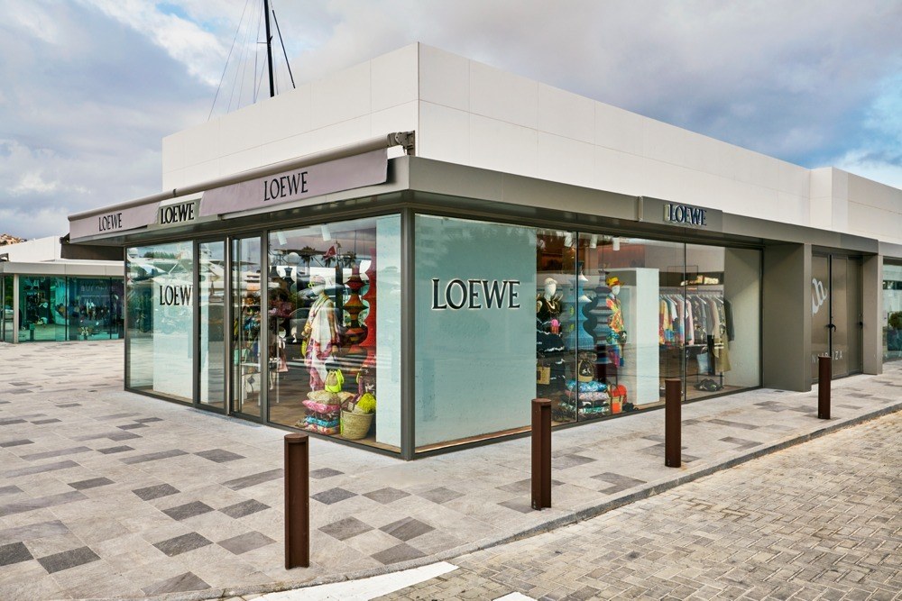 imagen 2 de Loewe estrena tiendas efímeras en Ibiza y Saint Tropez.