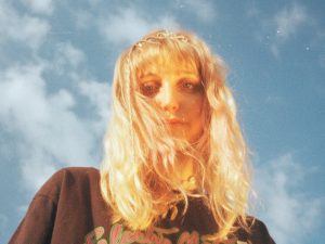 Los evasivos sueños de Abbie Ozard encuentran su punto de fuga en sus canciones.