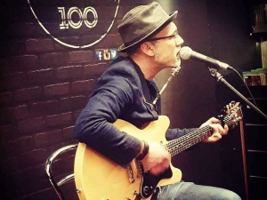 Manolo Breis recupera una canción de hace siete años para visibilizar lo invisible: los músicos y la música.