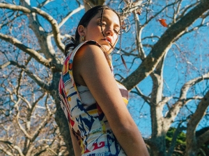 Sobre una base de dark pop, la australiana Cxloe canta sobre la adicción.