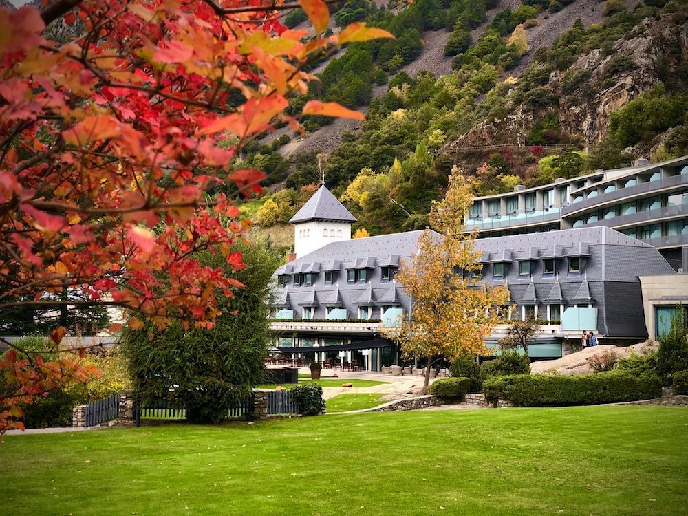 imagen 1 de Andorra Park Hotel, vacaciones de lujo y otoño en el Principado.