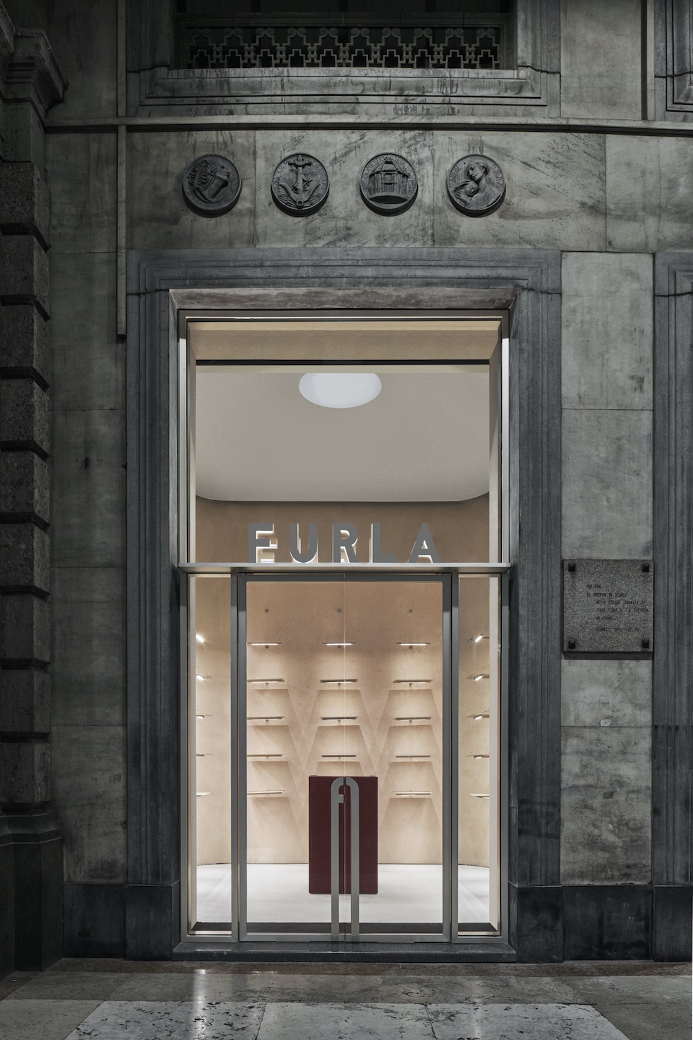 imagen 2 de Furla presenta un nuevo concepto de tienda en Piazza Duomo.