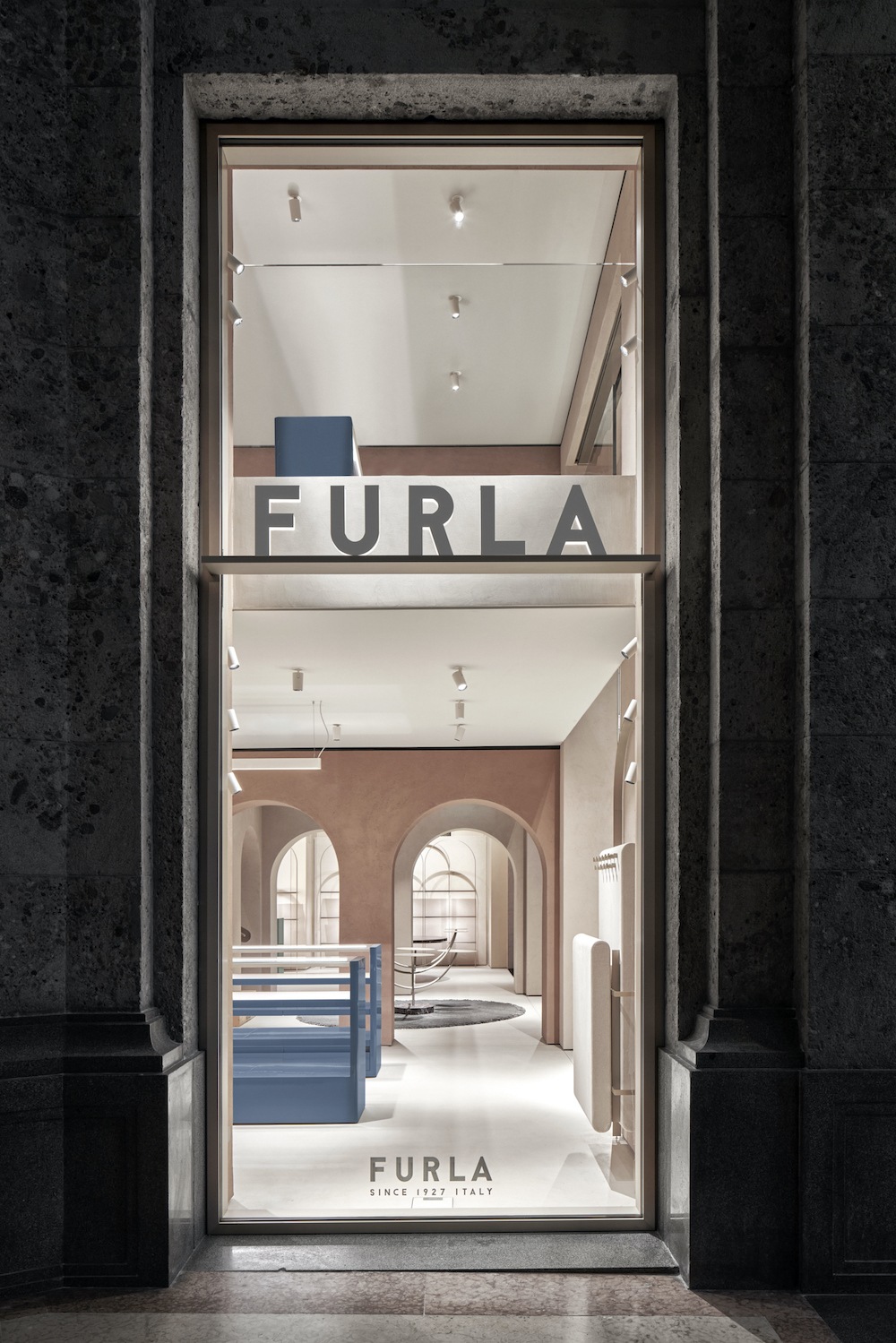 imagen 3 de Furla presenta un nuevo concepto de tienda en Piazza Duomo.