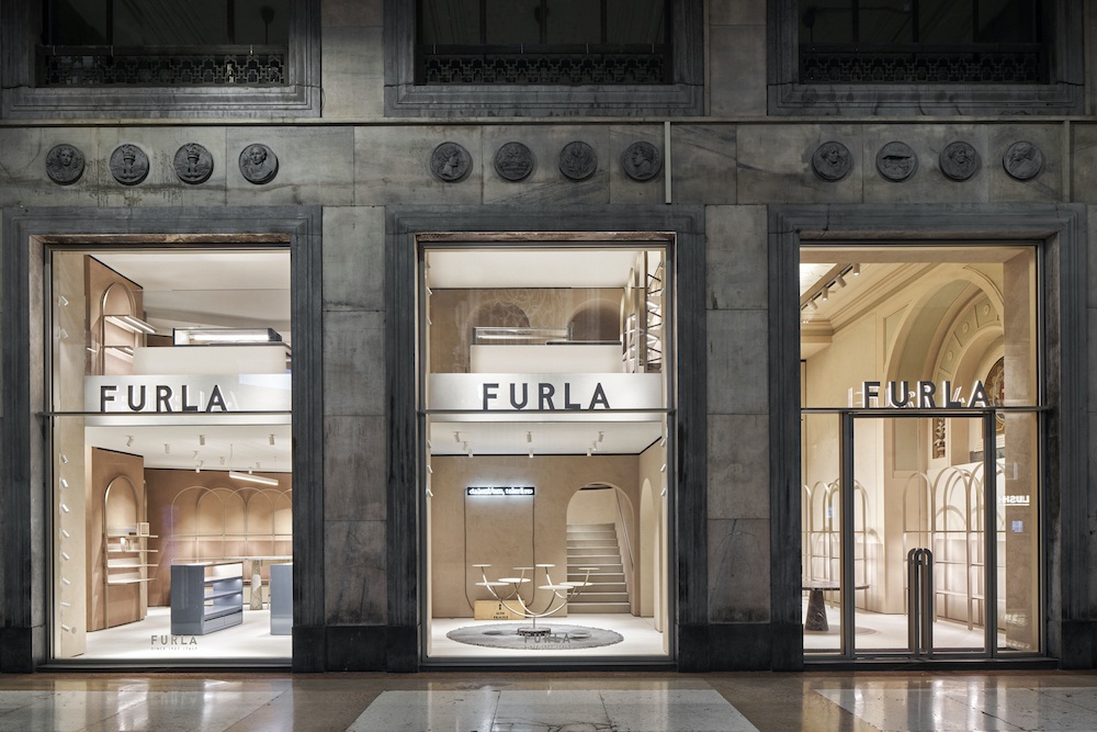 imagen 1 de Furla presenta un nuevo concepto de tienda en Piazza Duomo.
