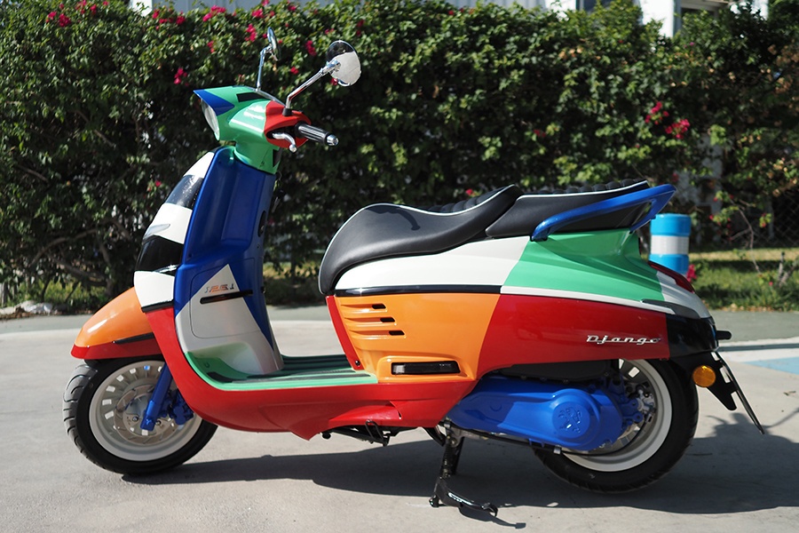 imagen 1 de La motocicleta más festiva es de Peugeot.