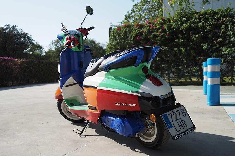 imagen 2 de La motocicleta más festiva es de Peugeot.