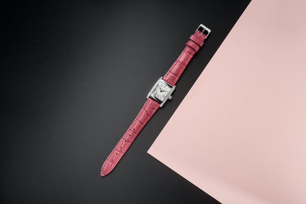 imagen 7 de ‘La vie en rose’ es un reloj contra el cáncer de mama.