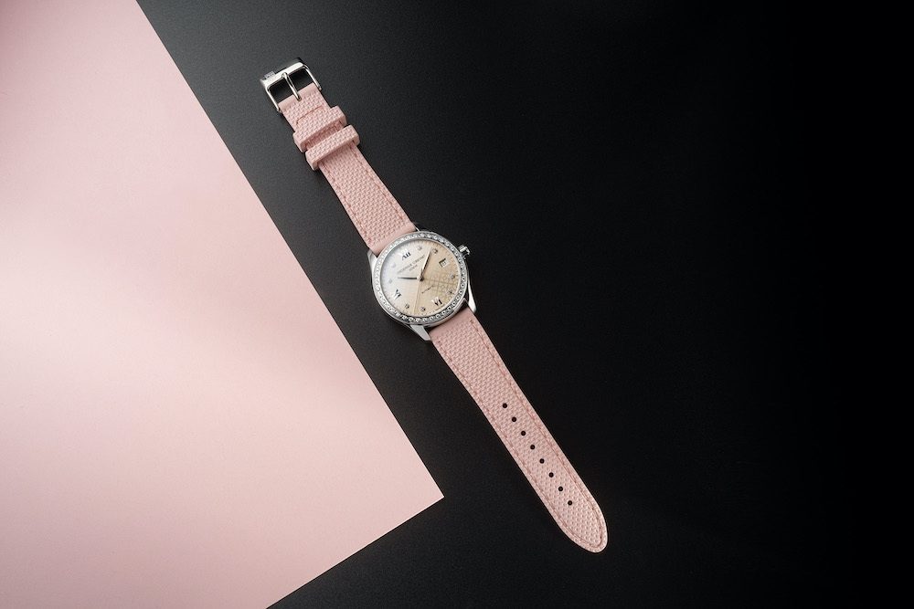 imagen 8 de ‘La vie en rose’ es un reloj contra el cáncer de mama.