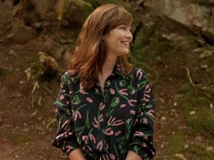 Mina Tindle nos llena de añoranza con esta canción y vídeo de imagen nostálgica.