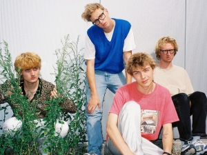 El cuarteto holandés Banji comparte una pegajosa melodía de indie pop.