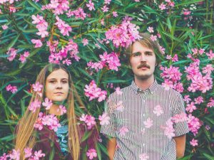 El nuevo disco de Kacy & Clayton es una colaboración con el cantante Marlon Williams.