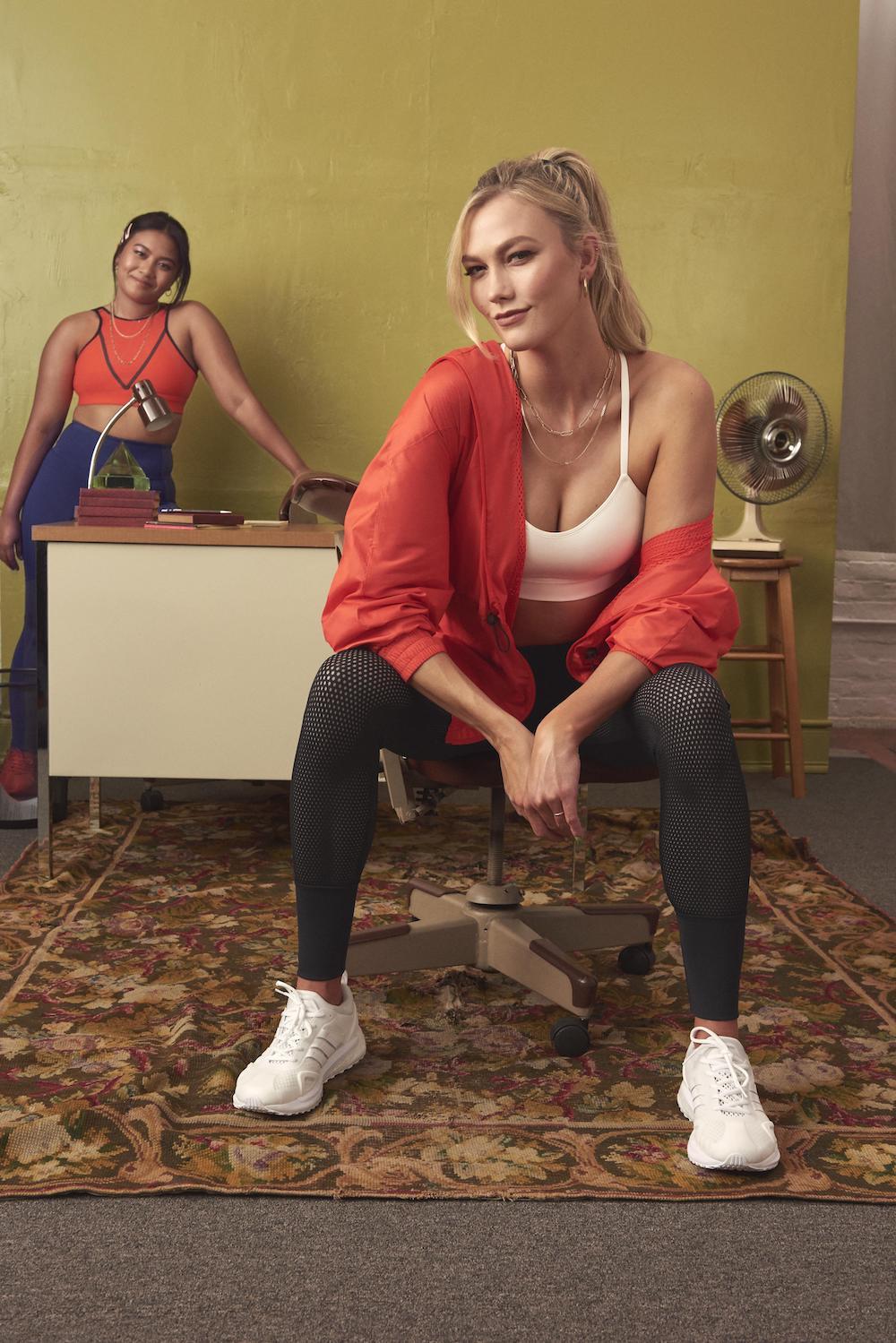 imagen 5 de Karlie Kloss coquetea con el diseño de moda en colaboración con Adidas.