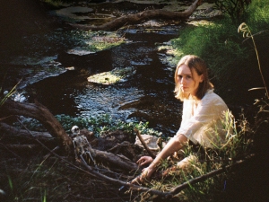 Skullcrusher es el proyecto personal de la cantautora de Los Angeles Hellen Ballentine.