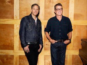 Calexico comparten su versión del clásico navideño de John Lennon y Yoko Ono.