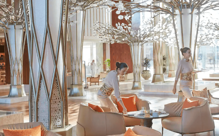 imagen 3 de El Afternoon Tea más exclusivo de Dubai se sirve junto a un árbol de Navidad Piaget.