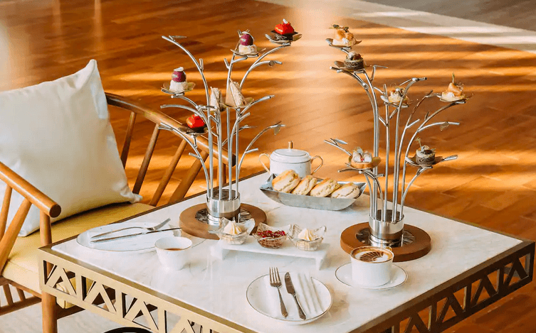 imagen 2 de El Afternoon Tea más exclusivo de Dubai se sirve junto a un árbol de Navidad Piaget.