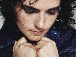 Georgia se apunta a las versionas y revisa un clásico de Kate Bush.