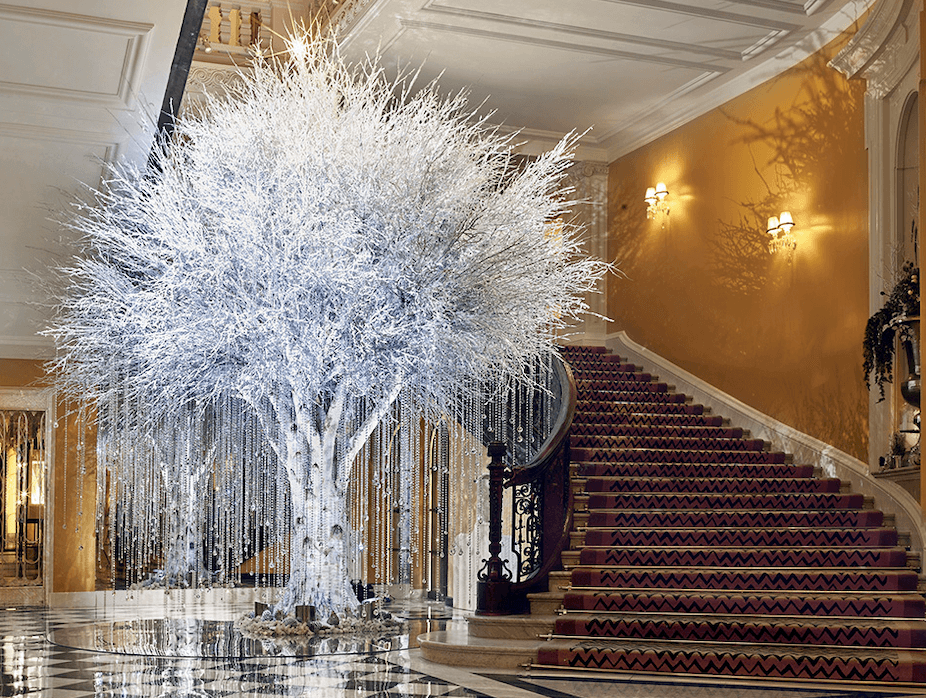 imagen 1 de Le elegancia superlativa del árbol de Navidad más famoso de Londres, el del Claridge’s.