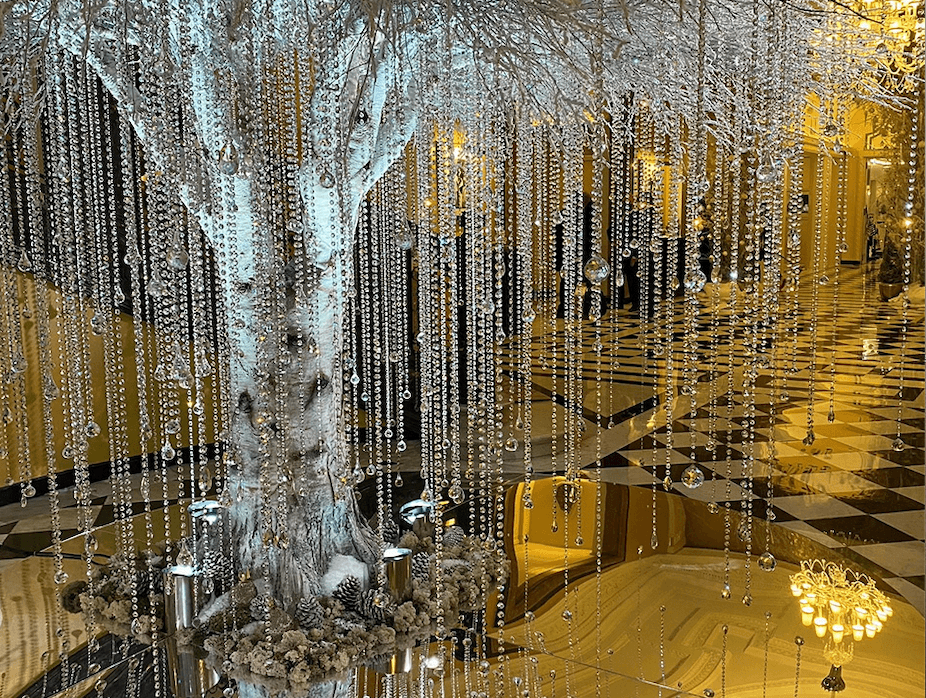 imagen 2 de Le elegancia superlativa del árbol de Navidad más famoso de Londres, el del Claridge’s.