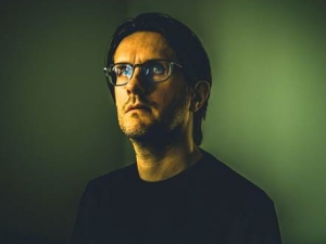 Steven Wilson comparte un nuevo vídeo, adelanto de su próximo álbum.
