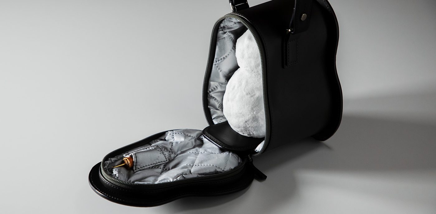 imagen 3 de Tsuchiya Leather Snowman Bag, la bolsa más bella e inútil que has visto jamás.