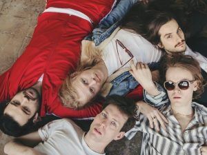 Axel Vindenes, la voz de Kakkmaddafakka, comparte el vídeo de su último single.