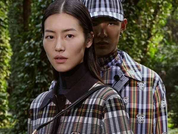 Burberry celebra el año nuevo chino reinventando (y coloreando) sus míticos cuadros.