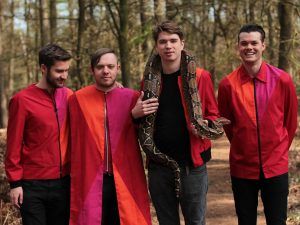 En su nuevo vídeo, Everything Everything se sumergen en una apocalipsis zombie.